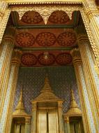 Asisbiz 09 Prasat Phra Dhepbidorn intercrit designed walls and pillars Grand Palace 2010 10