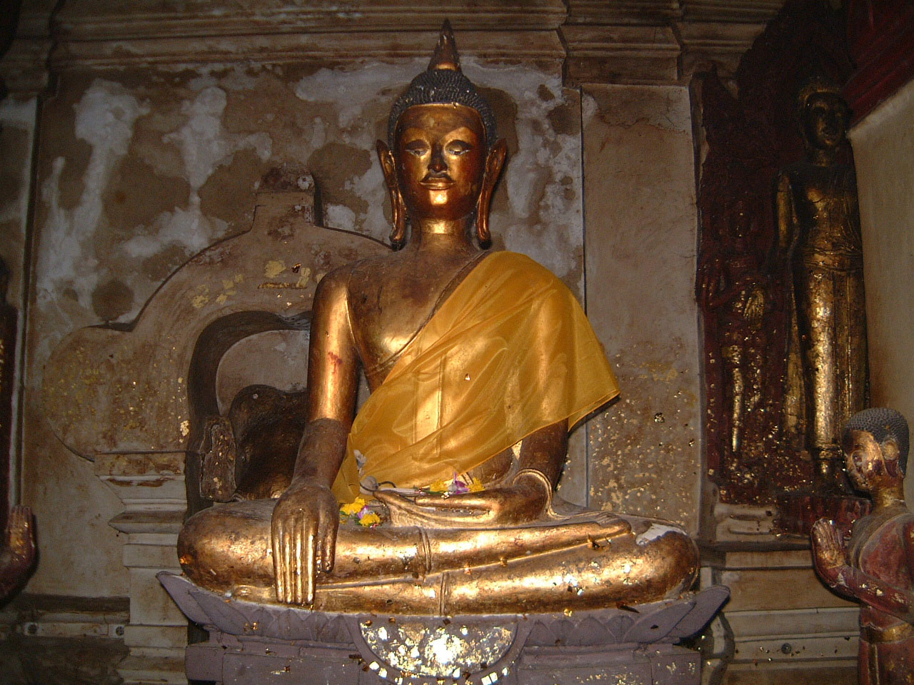 Wat Phra Baromathat Nakhon Srithammarat Buddhas Apr 2001 01