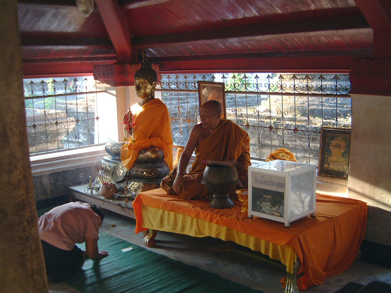 Wat Phra Baromathat Nakhon Srithammarat Buddhas Apr 2001 25