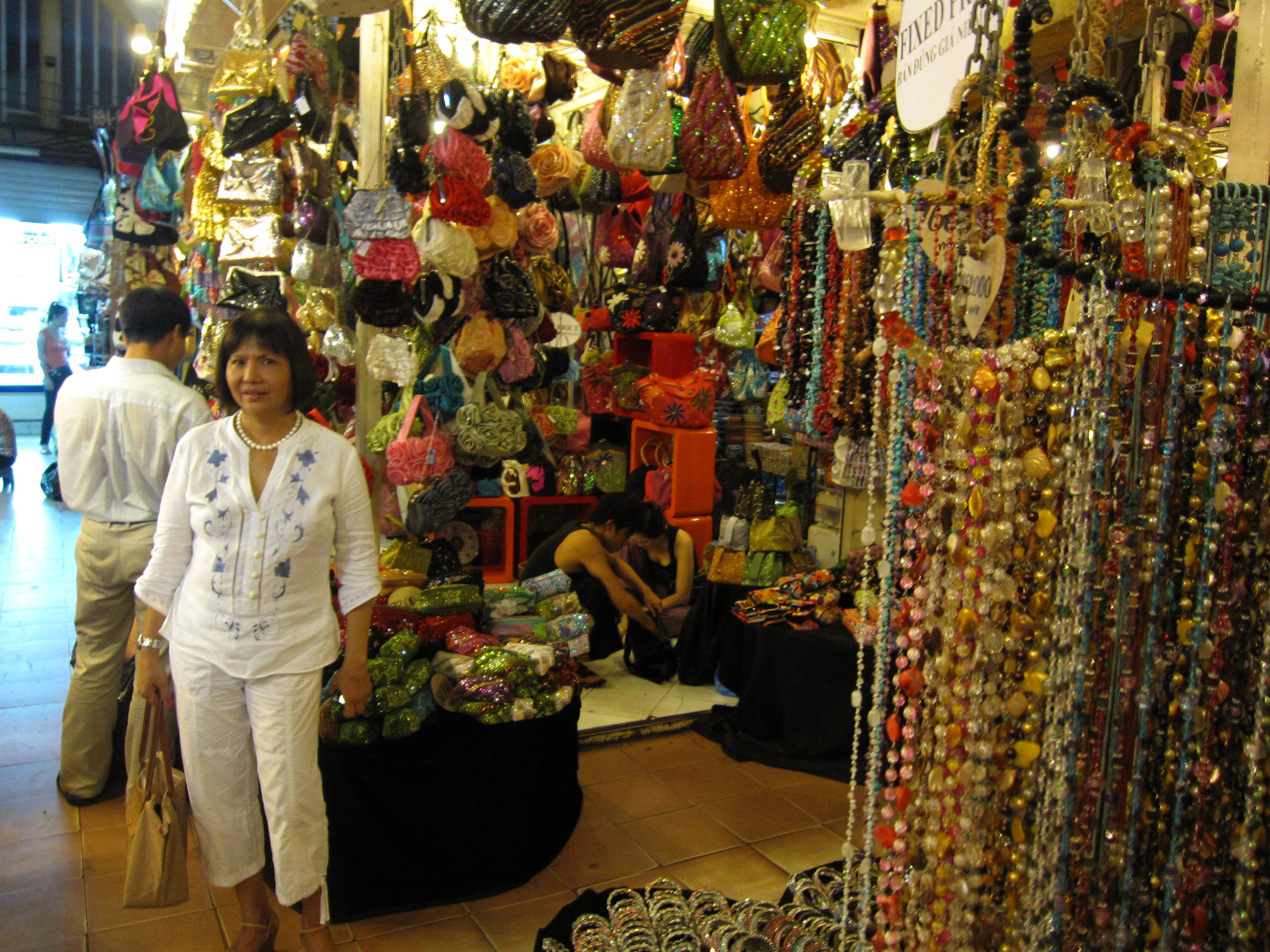 HCMC Ben Thanh Markets Jewelry stalls Nov 2009 02