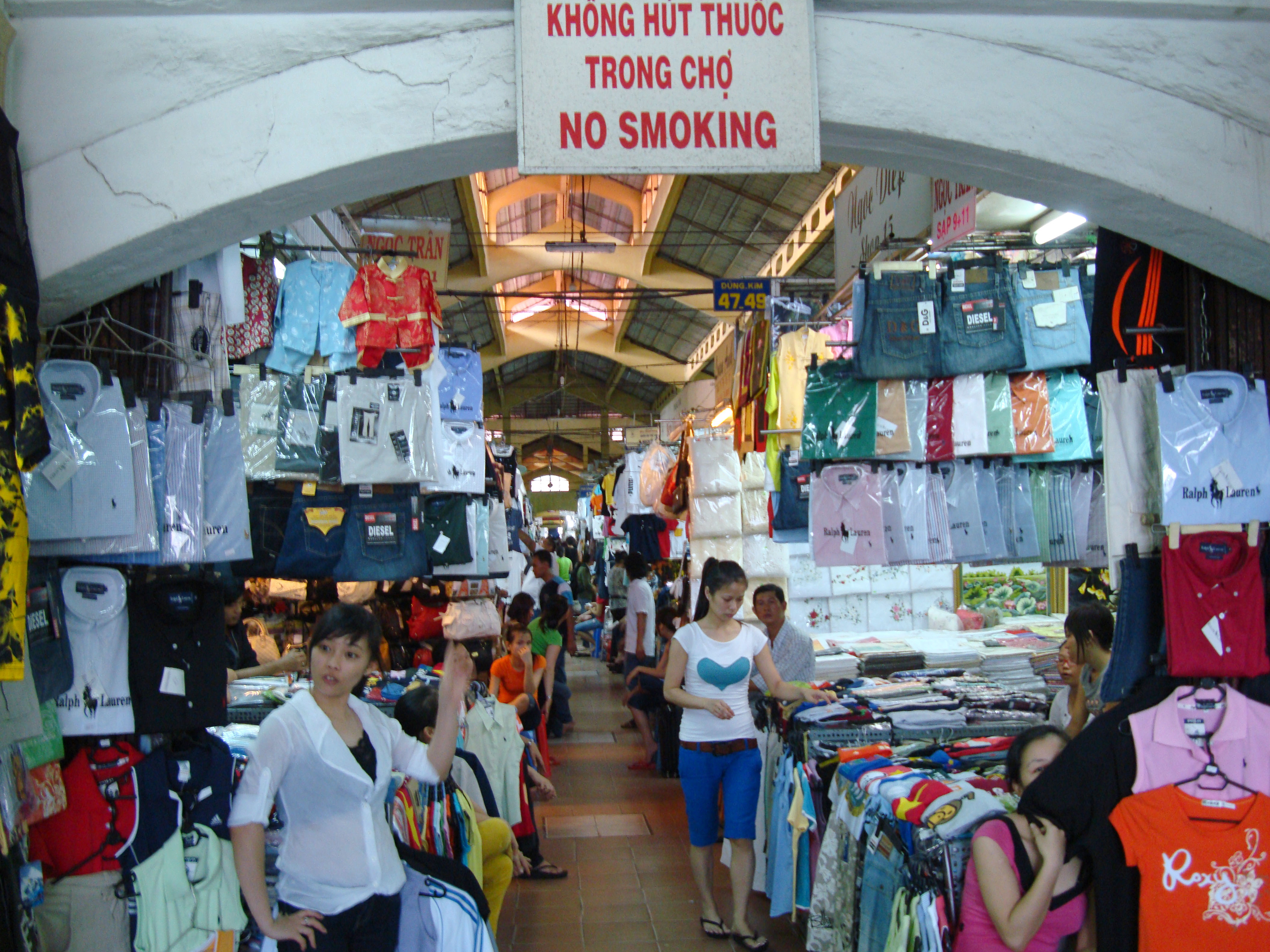 HCMC Ben Thanh Markets clothing stalls Nov 2009 01