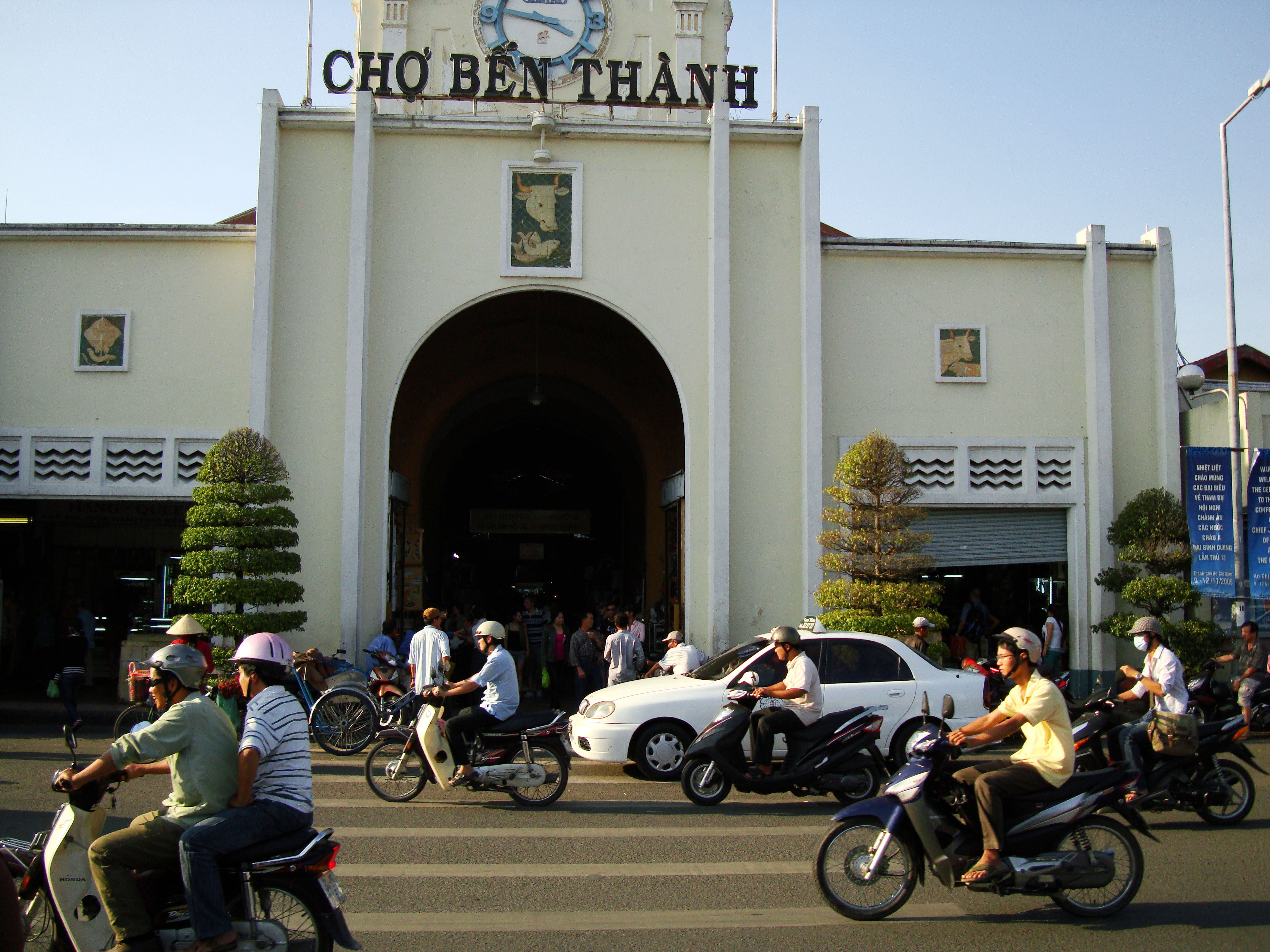 HCMC Ben Thanh Markets main entrance Nov 2009 03