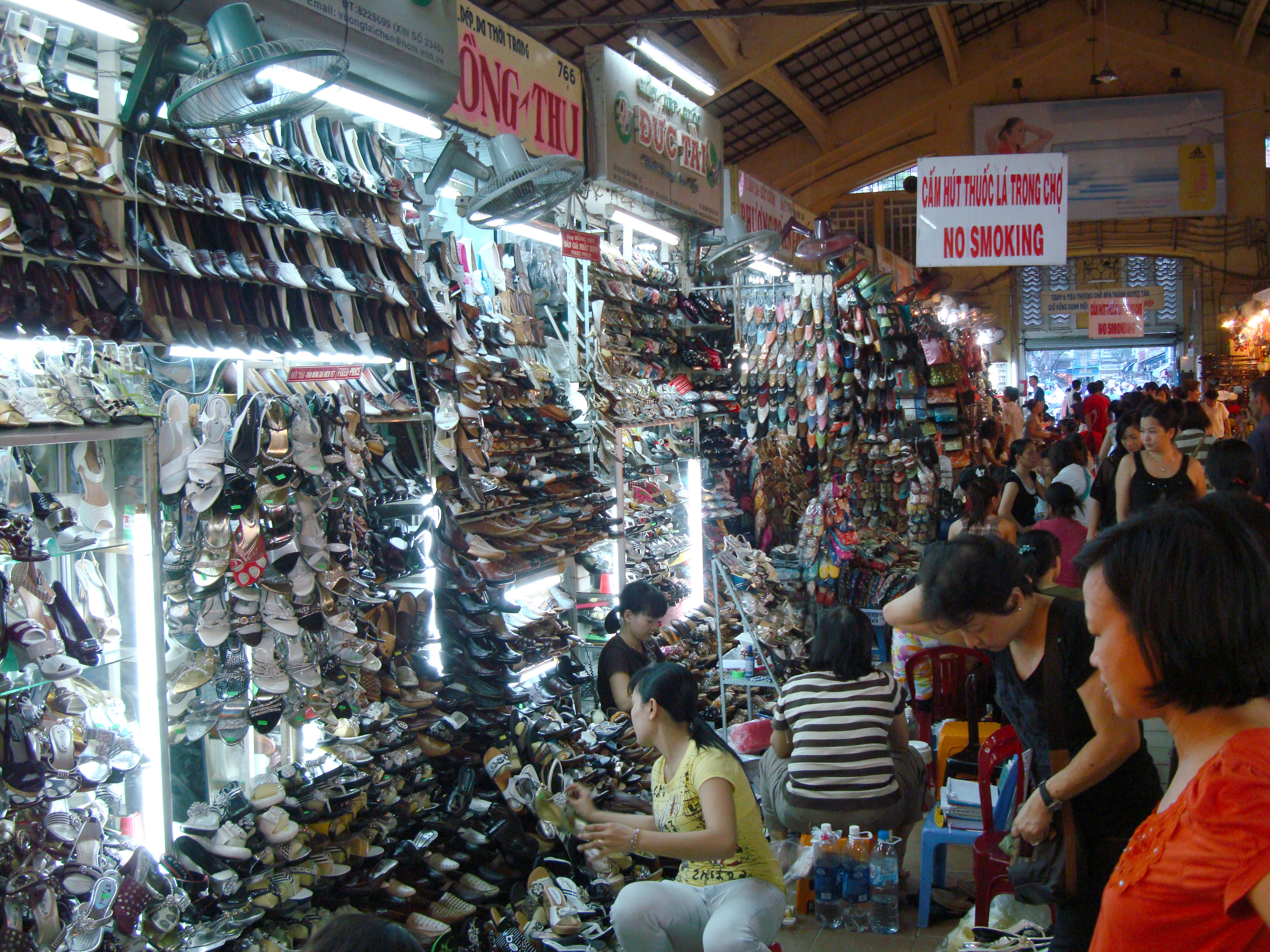 HCMC Ben Thanh Markets shoe stalls Nov 2009 02