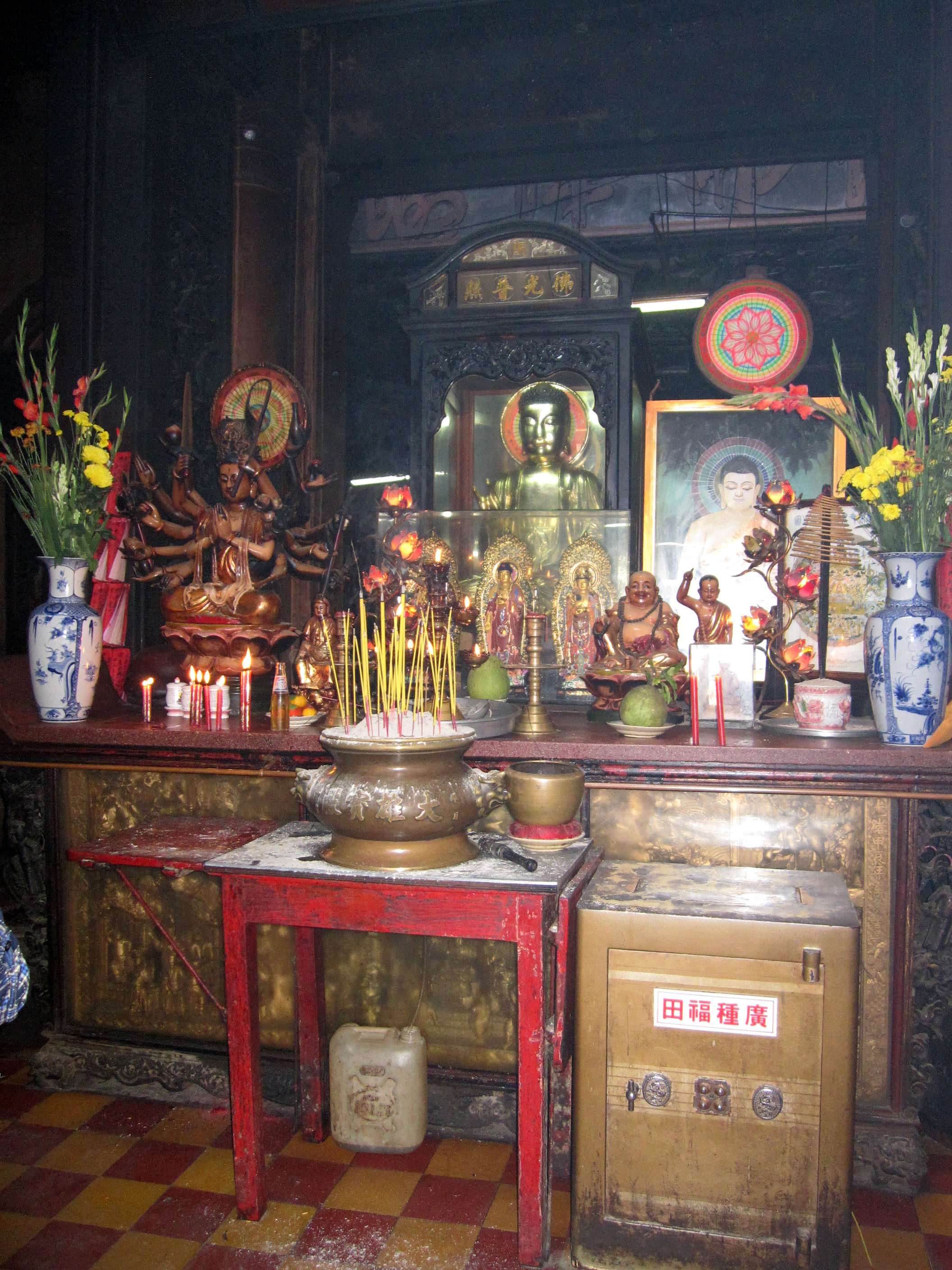 HCMC Phuoc Hai Jade Emperor Pagoda alter Nov 2009 08