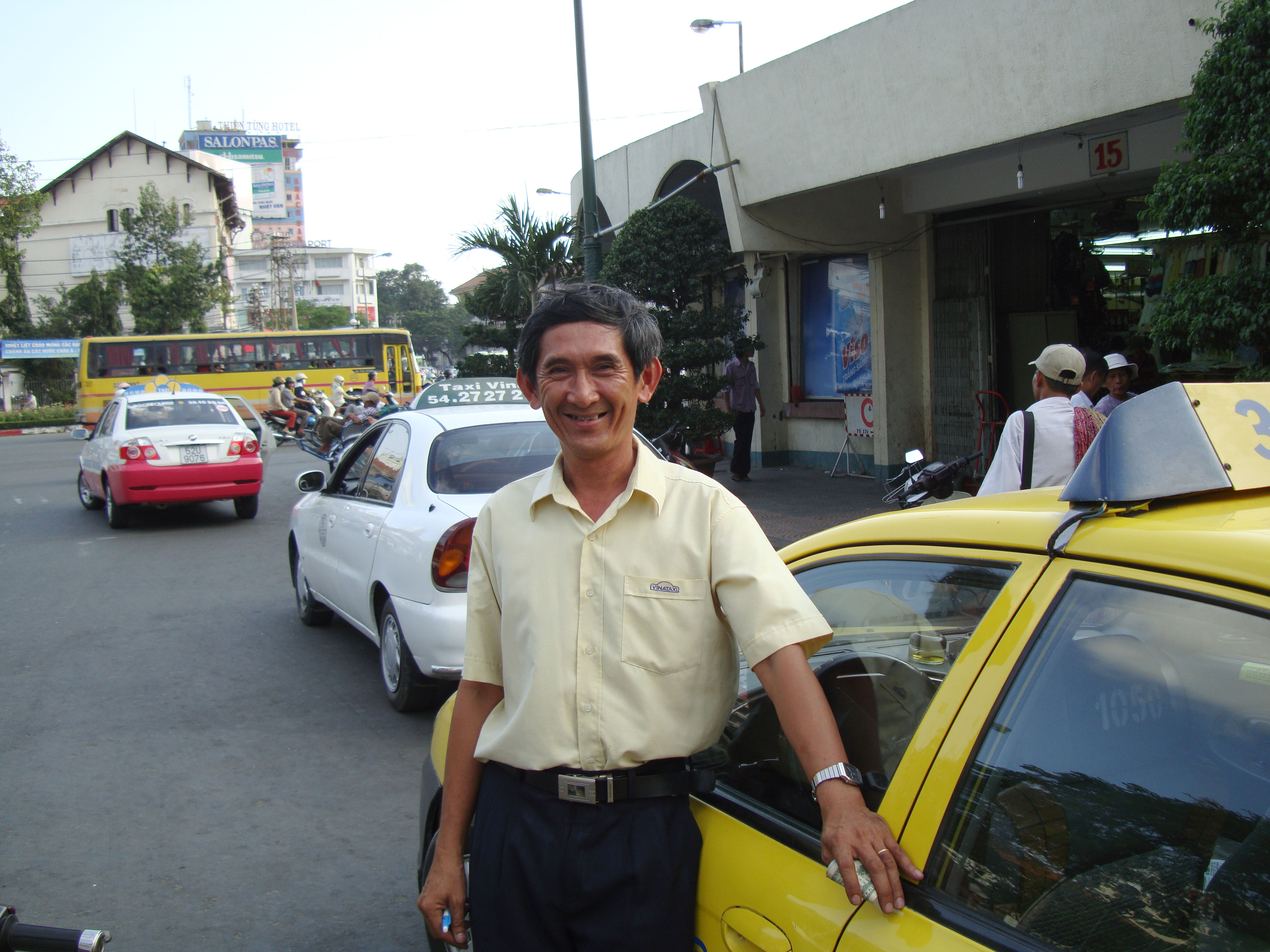 0 Vietnamese Asisbiz taxi driver of the year Nov 2009 01