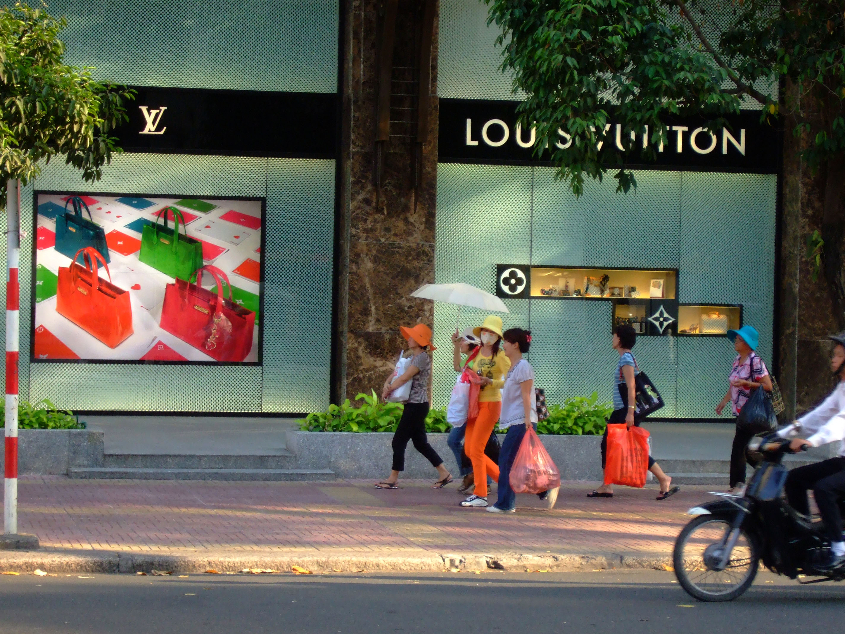 Asisbiz Vietnam Shops Louis Vuitton Feb 2009 01