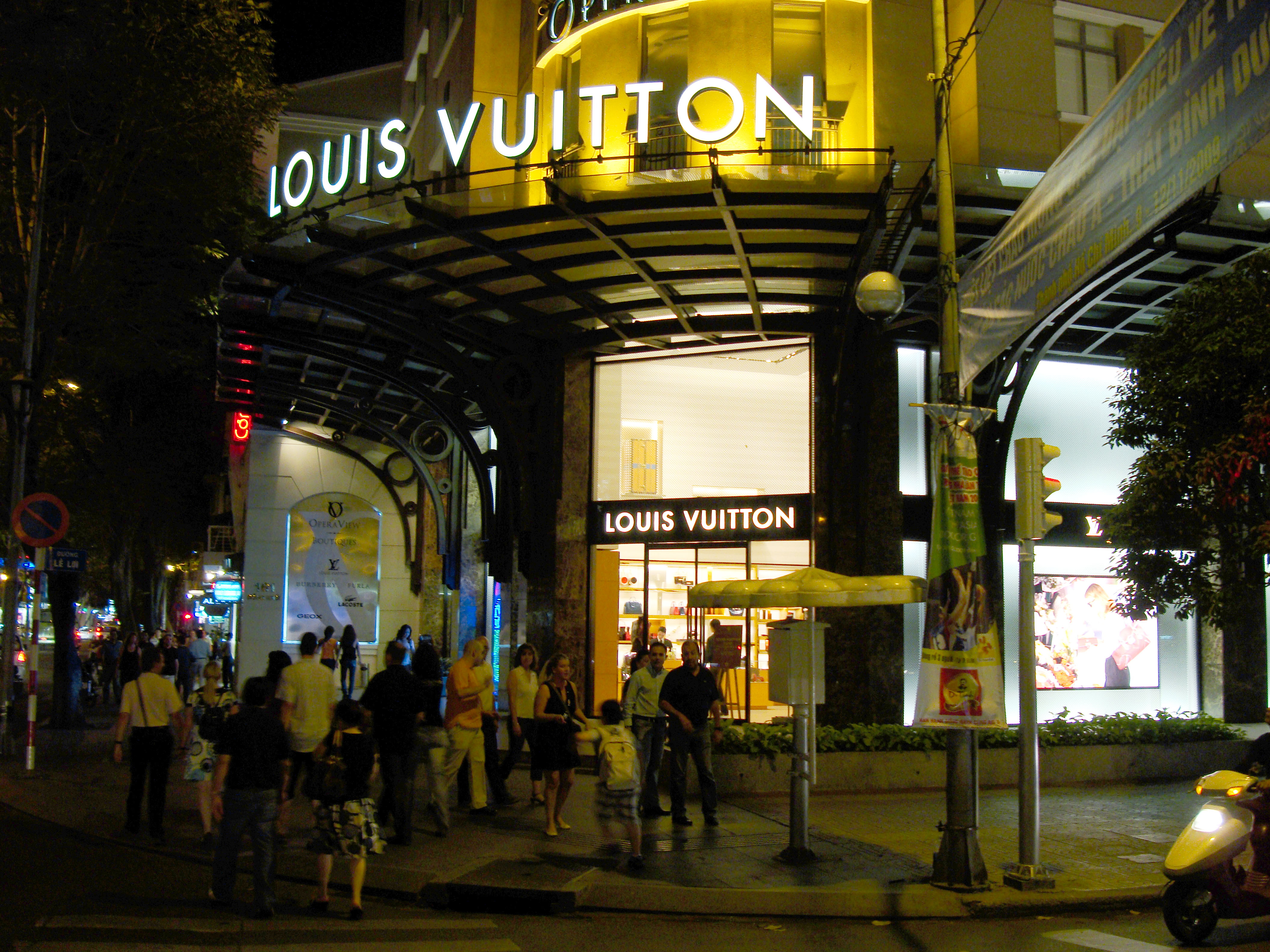 Vietnam Shops Louis Vuitton Nov 2009 01