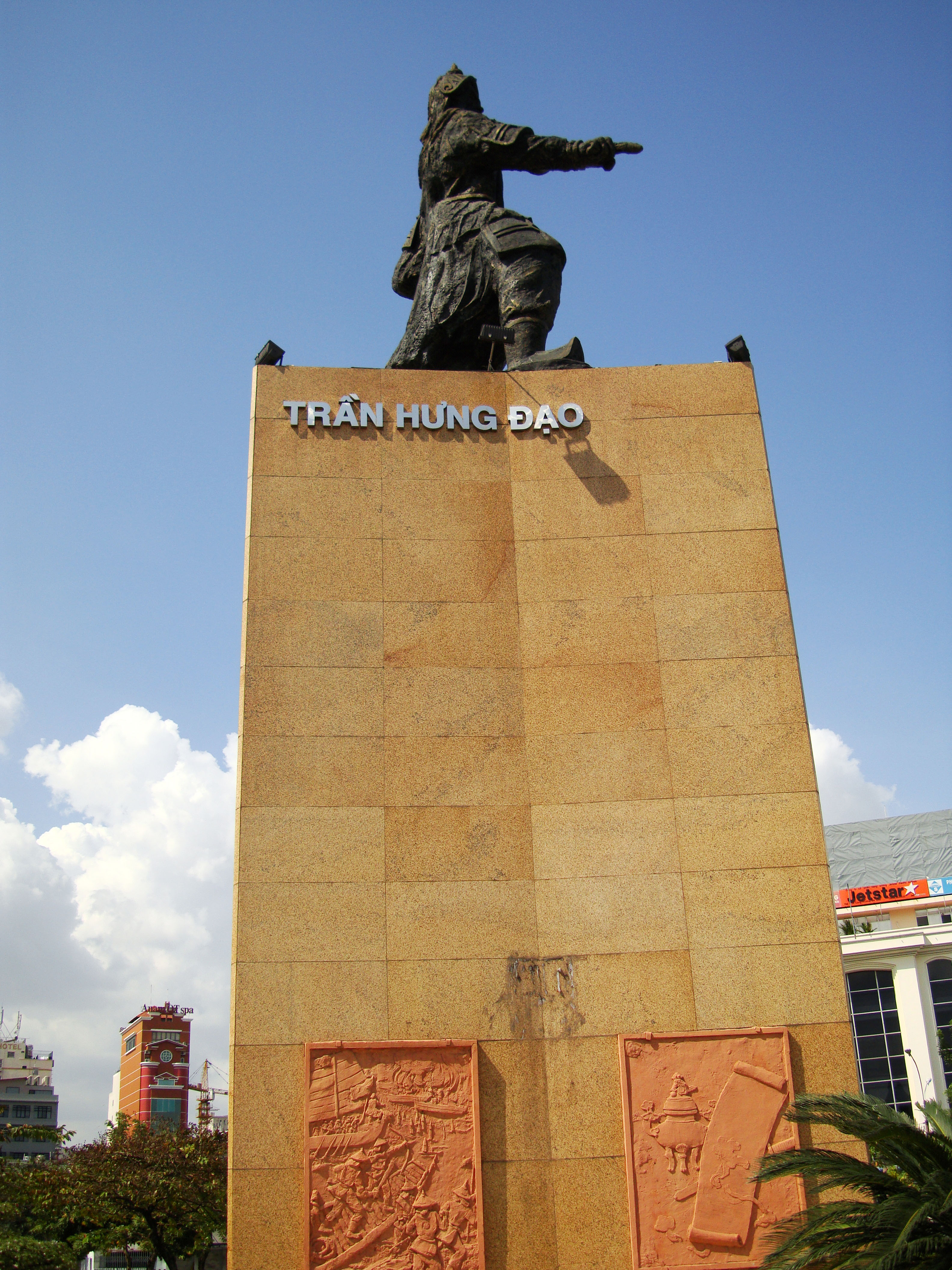 Vietnam Tran Hung Dao statue Nov 2009 01