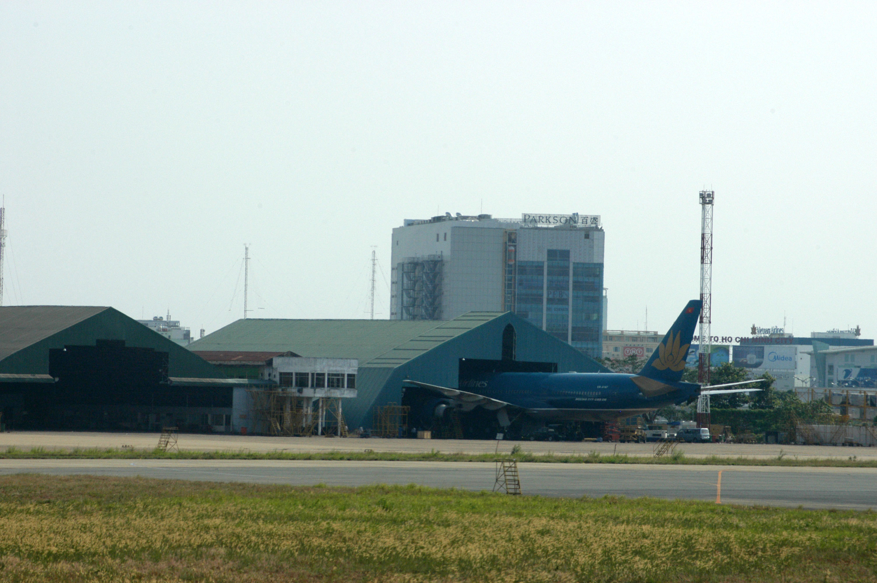 Tan Son Nhat Airport SGN VVTS Vietnam Airlines Feb 2009 01