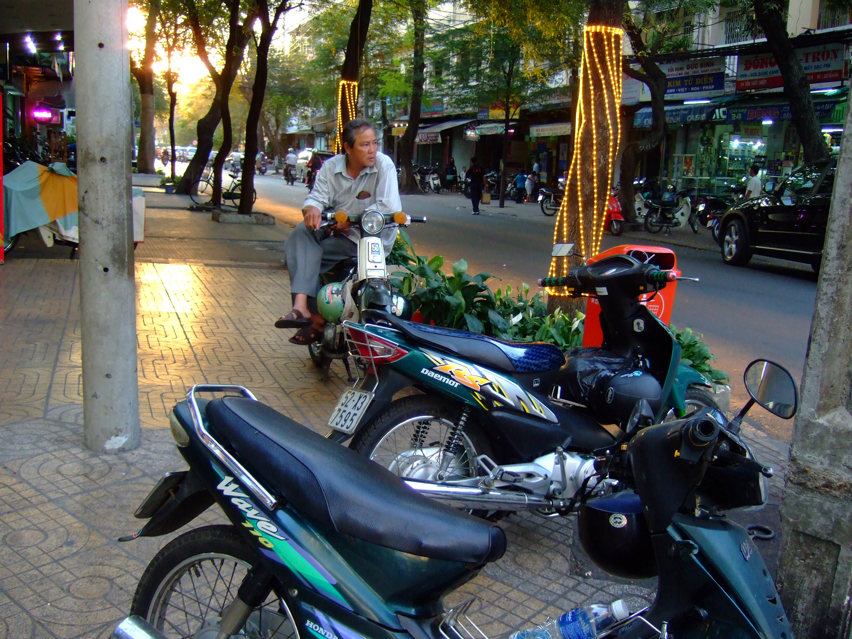 Vietnam Ho Chi Minh City motorbike street scenes Feb 2009 032