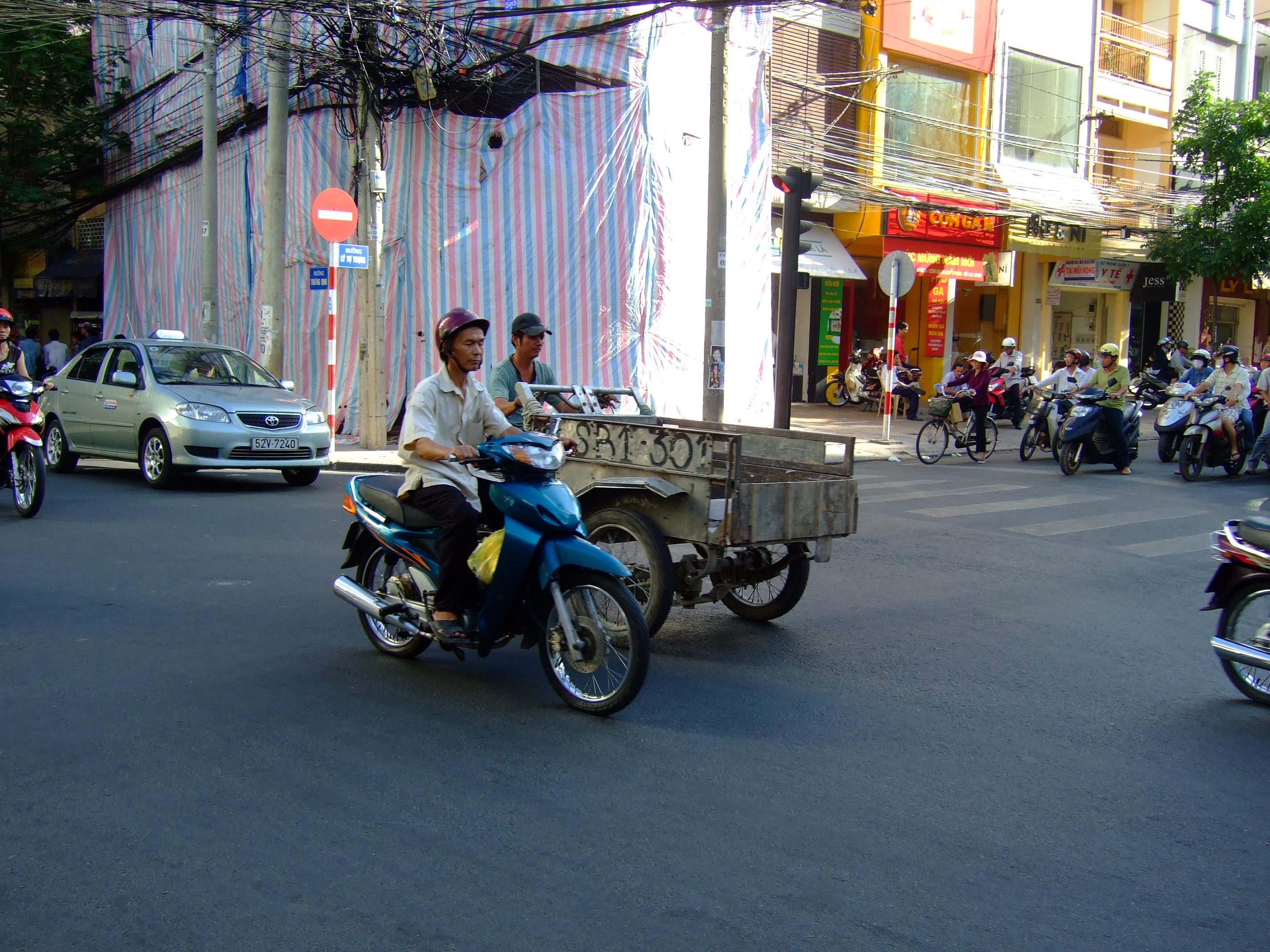 Vietnam Ho Chi Minh City motorbike street scenes Feb 2009 069