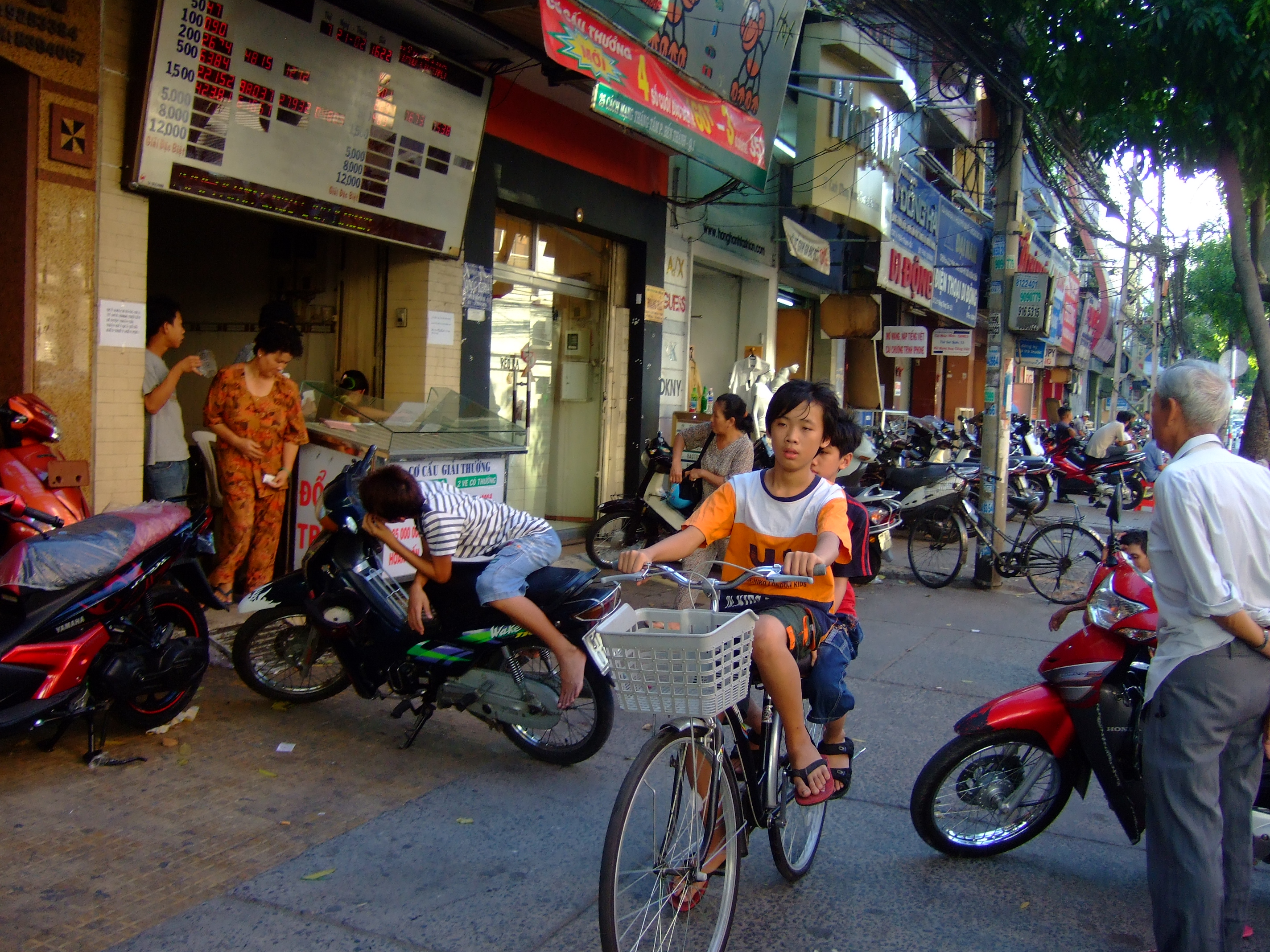Vietnam Ho Chi Minh City motorbike street scenes Feb 2009 081