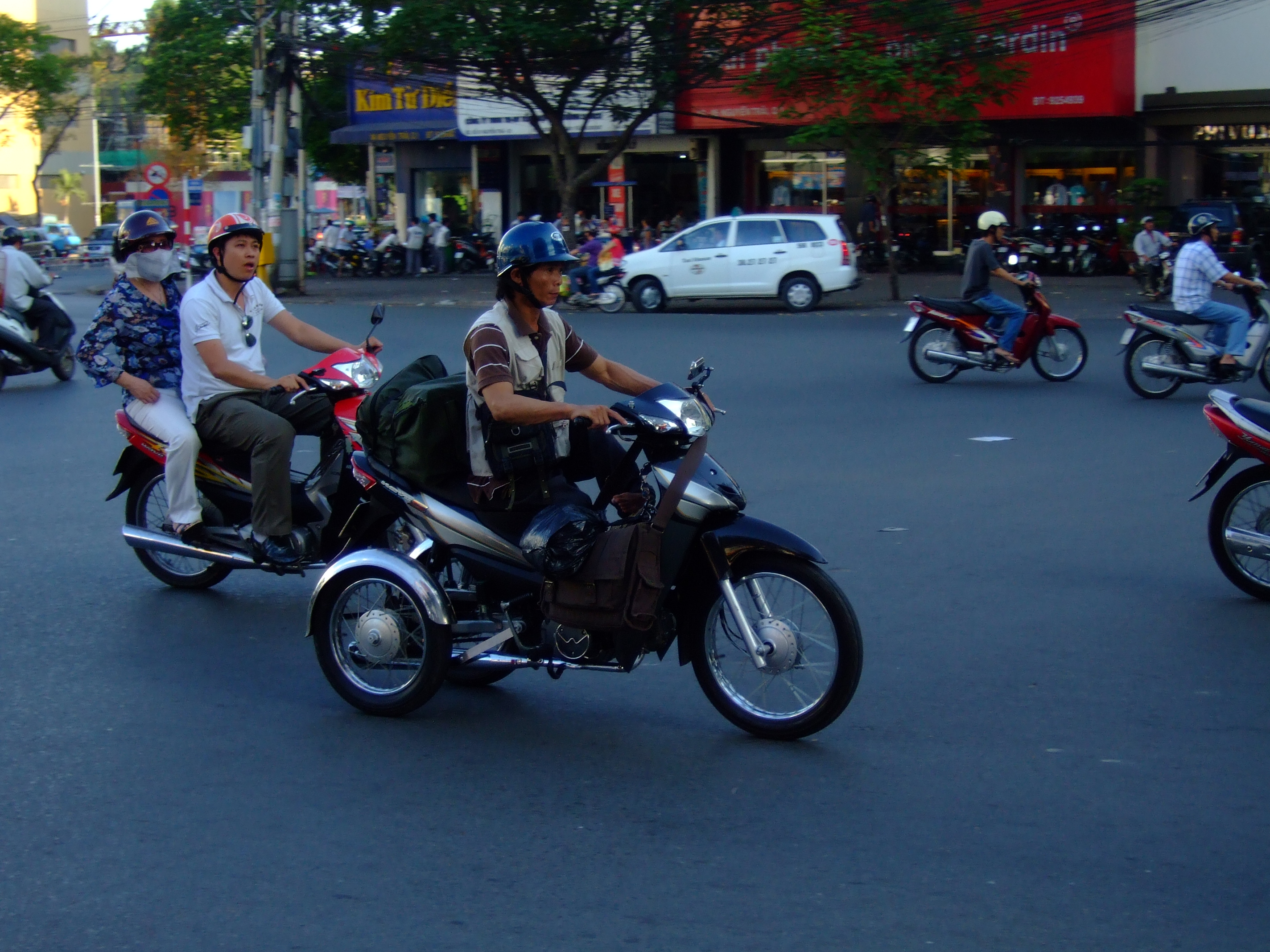 Vietnam Ho Chi Minh City motorbike street scenes Feb 2009 111