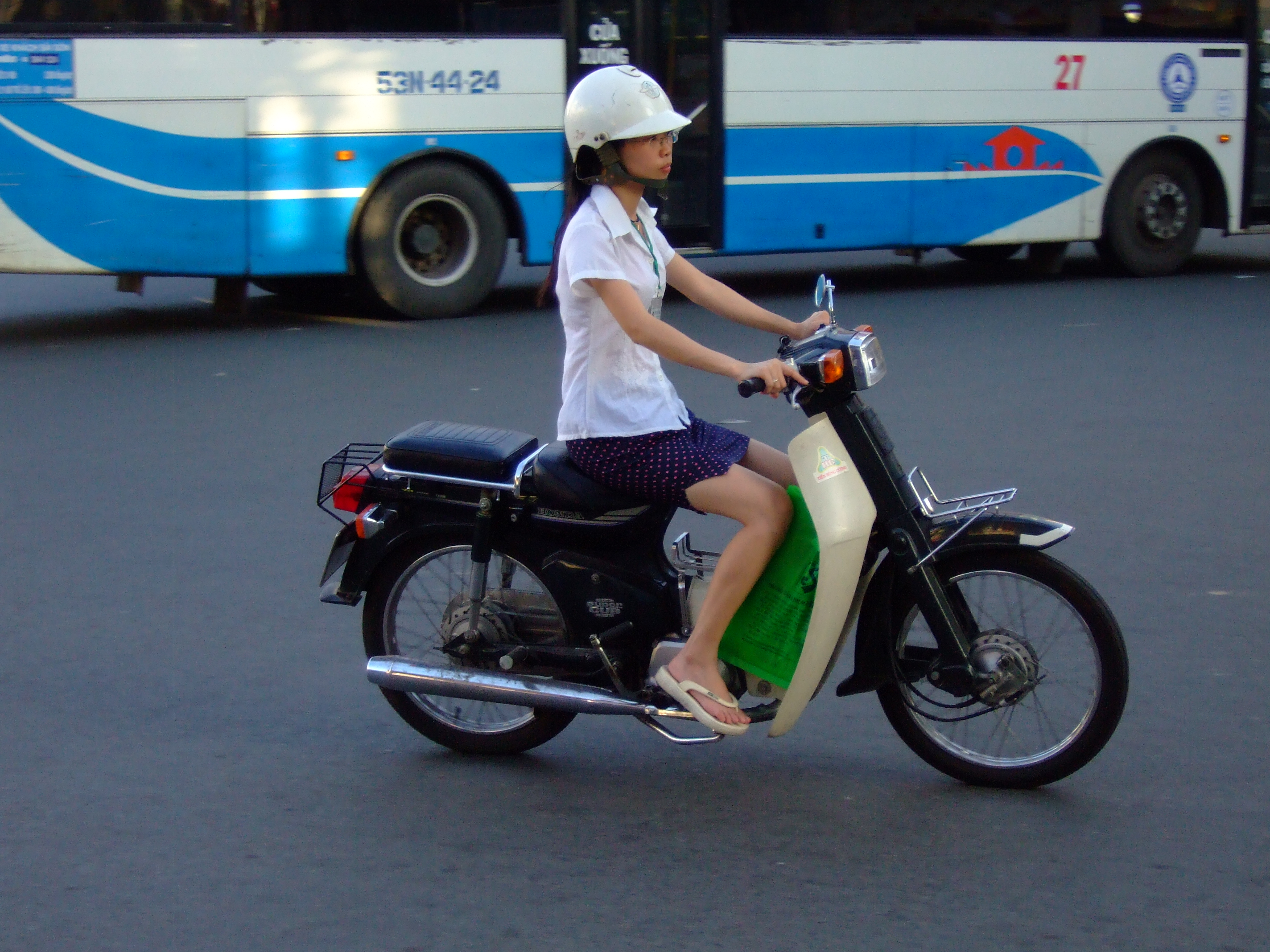 Vietnam Ho Chi Minh City motorbike street scenes Feb 2009 116