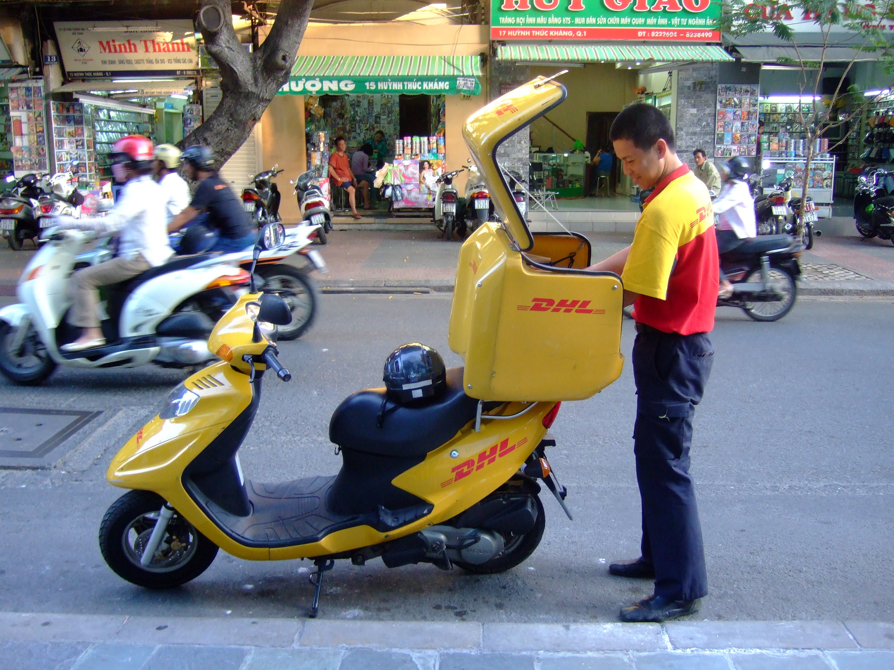 Vietnam Ho Chi Minh City scooter DHL Feb 2009 02
