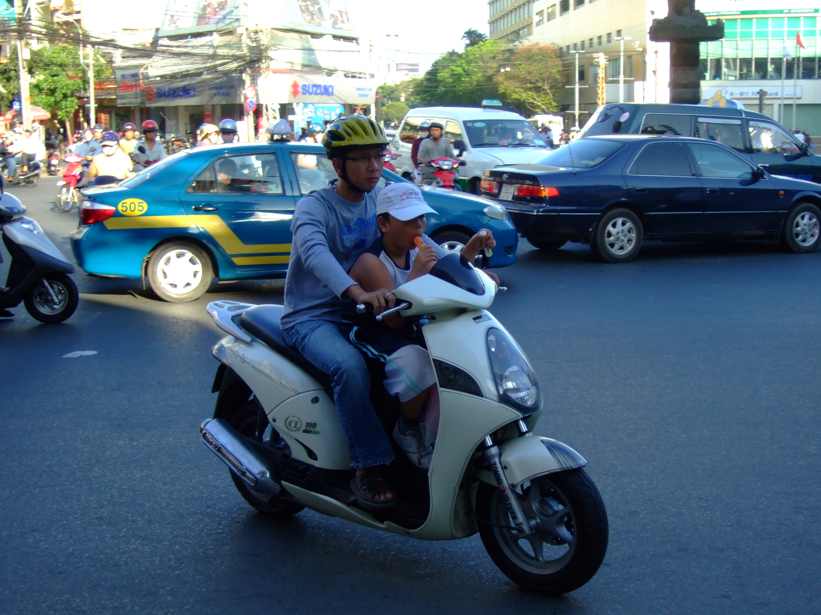 Vietnam Ho Chi Minh City scooters street scenes Feb 2009 21