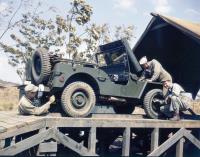 Asisbiz WWII USAAF color photo of Army Infantryman working on a Jeep 01