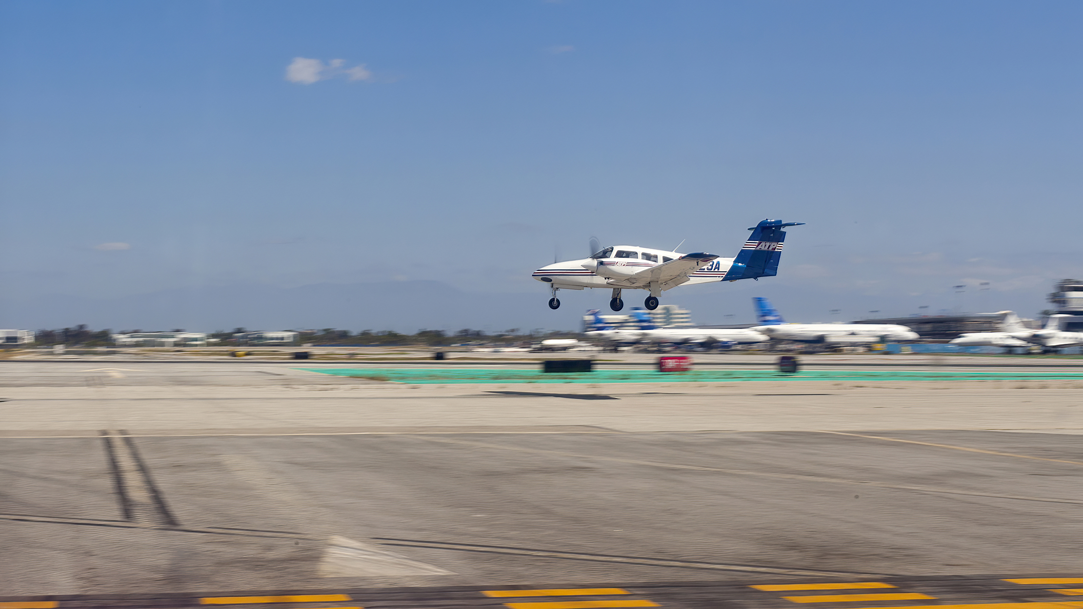 Aviation Holding sort RWY34L as a Beech 76 Duchess lands on RWY25L Long Beach California 02