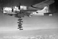 Asisbiz 44 8167 B 17G Fortress 15AF 2BG96BS over the drop zone Italy 1944 01