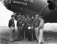 Asisbiz 15AF B 17F Fortress 301BG353BS Invictus with crew after returning to base North Africa NA1057