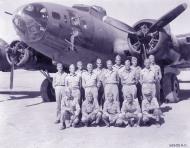 Asisbiz 41 24360 B 17F Fortress 12AF 301BG419BS Hell’s Kitchen with crew and ground crew Tafraoui Algeria Oct 1943 NA1158