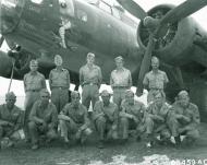 Asisbiz 41 24360 B 17F Fortress 12AF 301BG419BS Hell’s Kitchen with crew and ground crew Tafraoui Algeria Oct 1943 NA1164