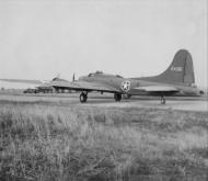 Asisbiz 41 24361 B 17F Fortress 12AF 301BG prepares for take off Chelveston 2nd Oct 1942 FRE4056