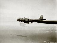 Asisbiz 42 30310 B 17F Fortress 15AF 301BG419BS over the DZ at Toulon France 18th Feb 1944 01