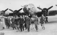 Asisbiz King George VI visits 12AF 301BG with a B 17 Fortress Bad Penny at Alconbury 13th Nov 1942 FRE4064