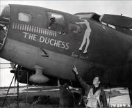 Asisbiz 41 24561 B 17F Fortress 8AF 303BG359BS BNT The Duchess with crew 1943 01