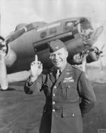 Asisbiz 41 24577 B 17F Fortress 8AF 303BG358BS VKD Hell's Angels with Col Stanley T Wray 18th Jul 1943 FRE3577