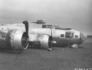 Asisbiz 42 107097 B-17G Fortress 8AF 303BG360BS PUM Sweet Melody landing battle damaged Molesworth 11th June 1944 NA2080