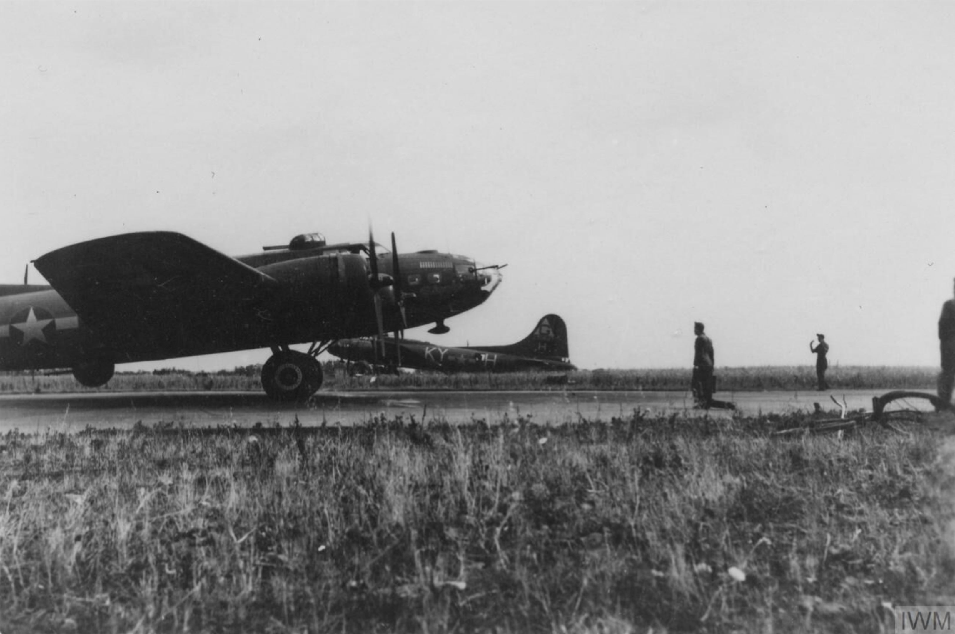 42-30647 B-17F Fortress 8AF 305BG366BS KYH Polly Ann lines up for take off Chelveston Jun 1943 FRE4297