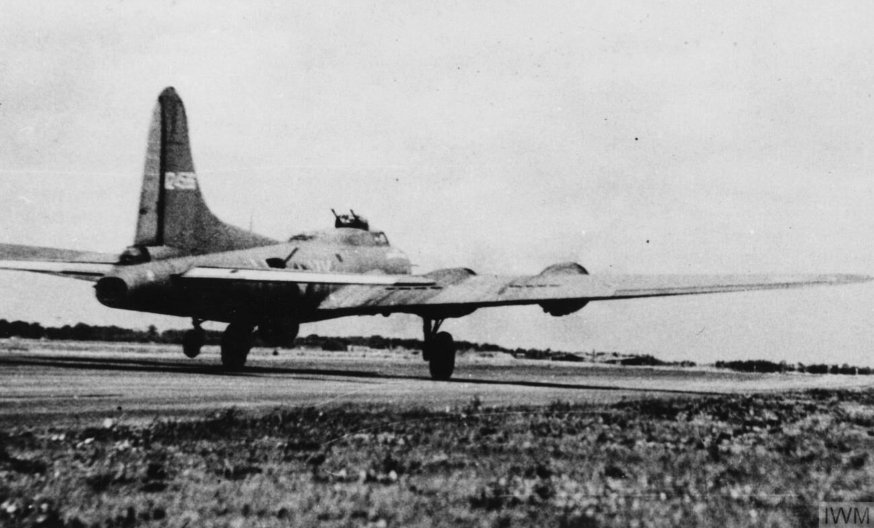 Boeing B-17F Fortress 8AF 305BG365BS XKN taking off 30th Jun 1943 FRE4283