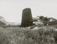 Asisbiz 42 5910 B 17F Fortress 8AF 305BG365BS XK N Hellcat crash landing Hawkinge Sep 15 1943