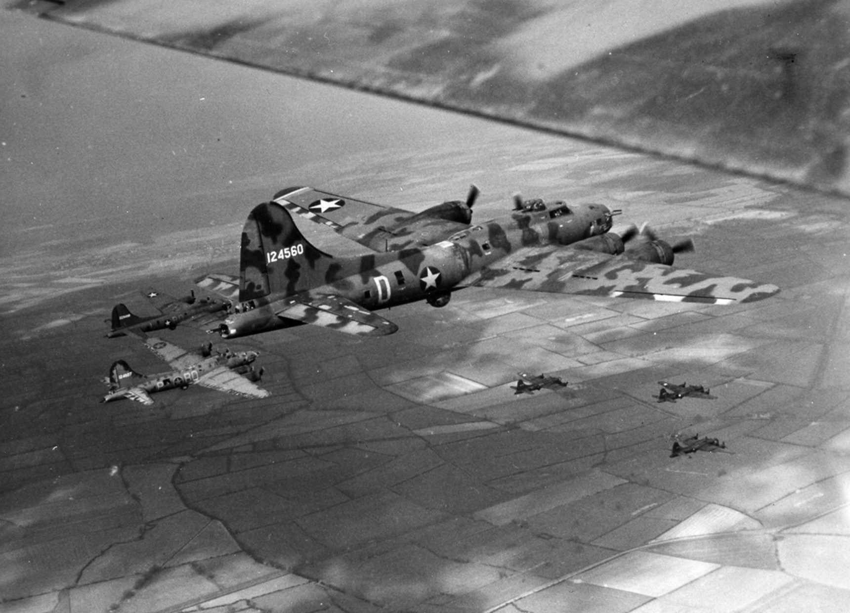41-24560 B-17F Fortress 8AF 306BG352BS BOD Little Audrey form up over England 1942 01