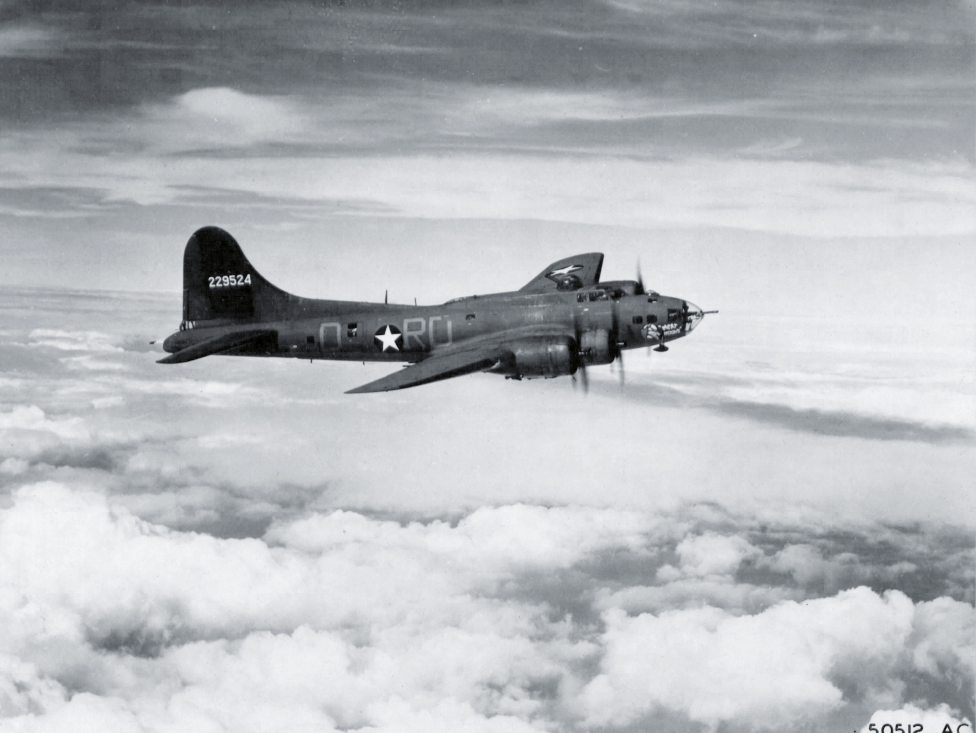 42-29524 B-17F Fortress 8AF 306BG423BS RDD Meat Hound in flight 01
