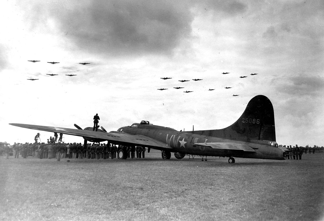 42-5086 B-17F Fortress 8AF 306BG369BS WWJ Wa Hoo II at Thurleigh 01