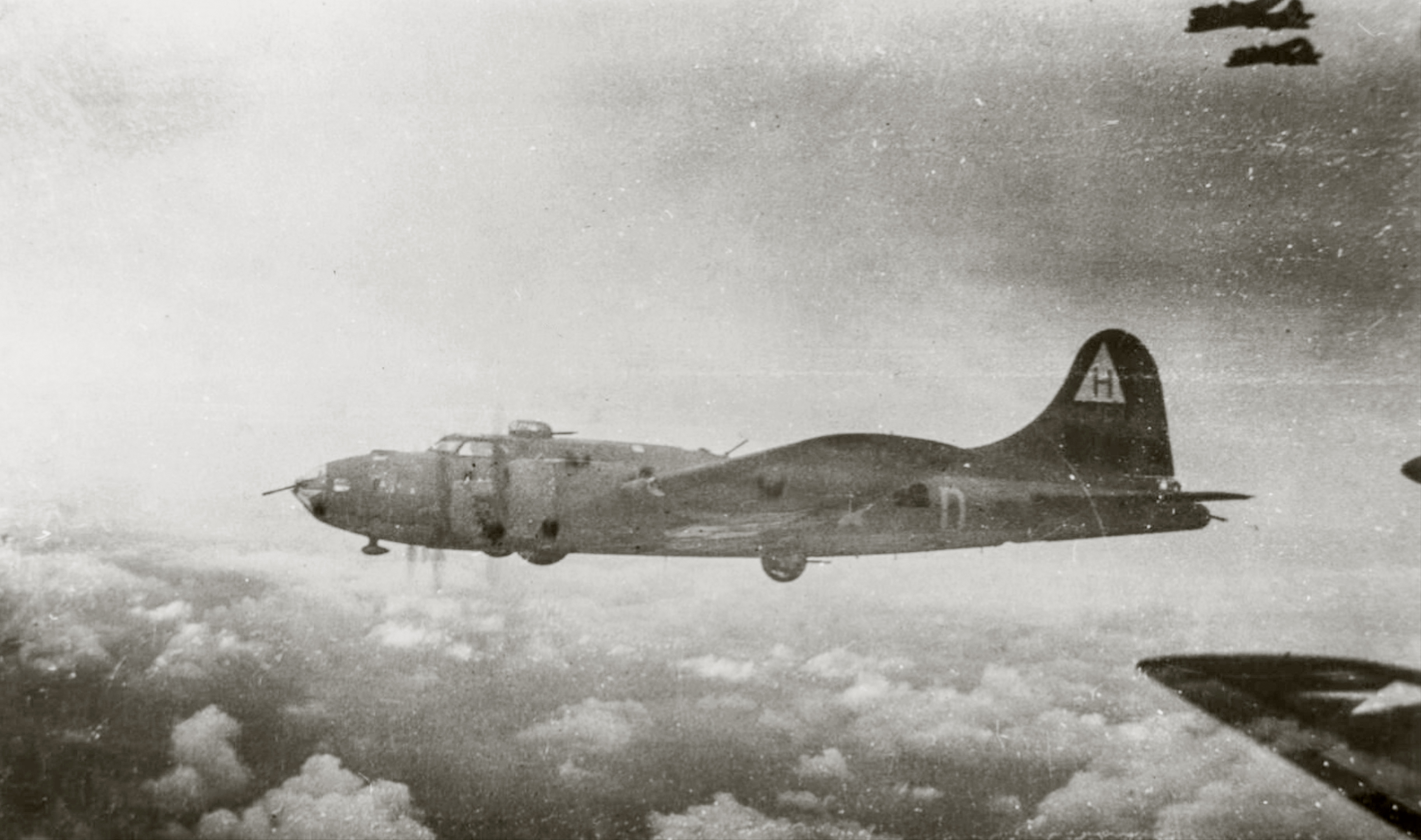 Boeing B-17F Fortress 8AF 306BG fly in formation FRE4347