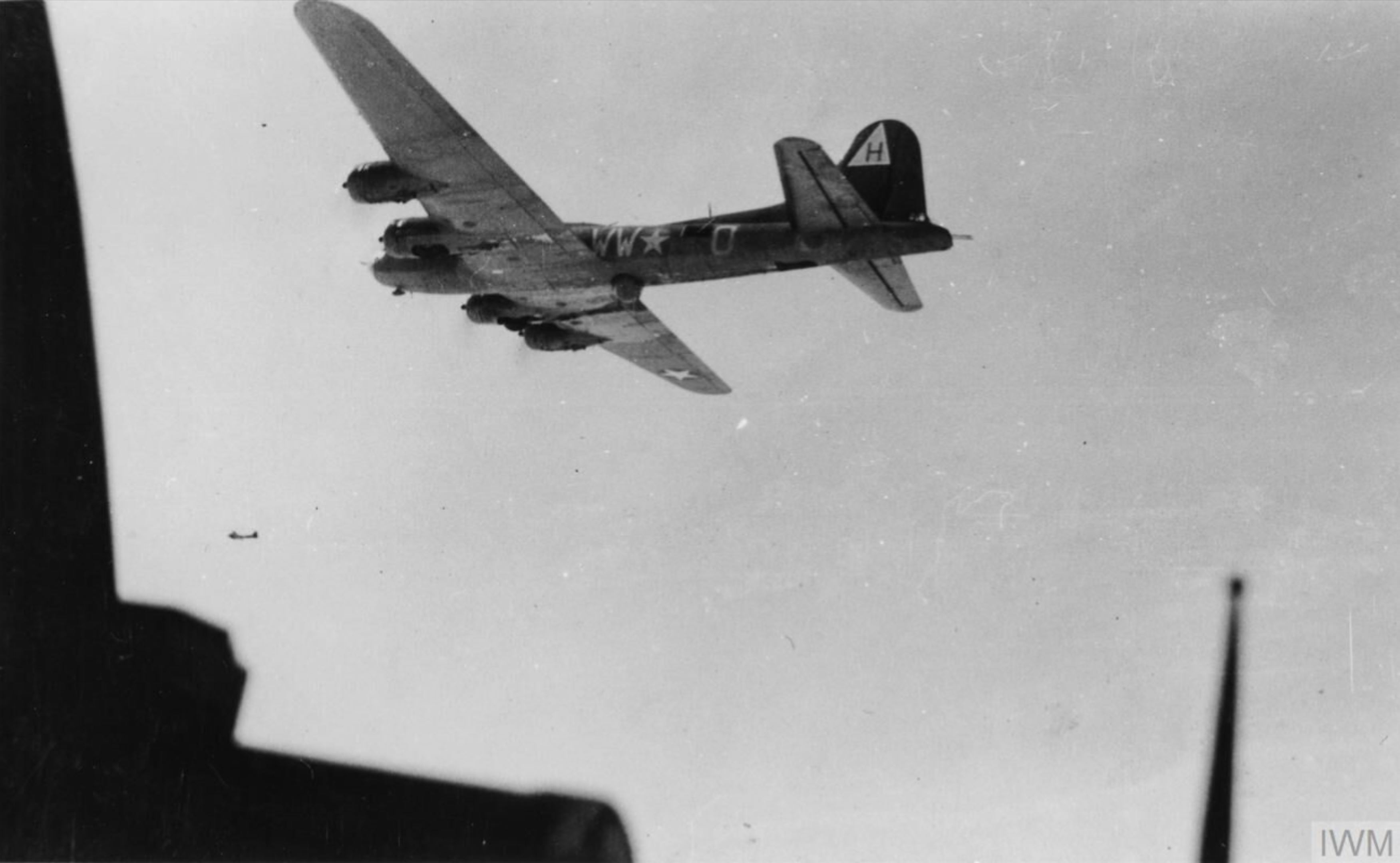 Boeing B-17F Fortress 8AF 306BG369BS WWO fly in formation FRE4348