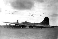 Asisbiz 42 5086 B-17F Fortress 8AF 306BG369BS WWJ Wa Hoo II at Thurleigh 01