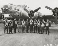Asisbiz 43 38216 B 17G Fortress 8AF 34BG18BS Tempest Turner at Mendlesham 16th Oct 1944 01
