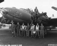 Asisbiz 42 30034 B 17F Fortress 8AF 381BG535BS MSP Chap’s Flying Circus with crew at Ridgewell 18th Sep 1943 NA1438