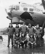 Asisbiz 42 32060 B 17G Fortress 8AF 381BG535BS MSV Boulder Buf with Lt Bowser crew at Ridgewell 18th Nov 1944 NA1510