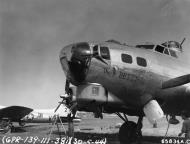 Asisbiz 42 97357 B 17G Fortress 8AF 381BG533BS VPZ The Railroader foreground at Ridgewell 30th May 1944 NA469