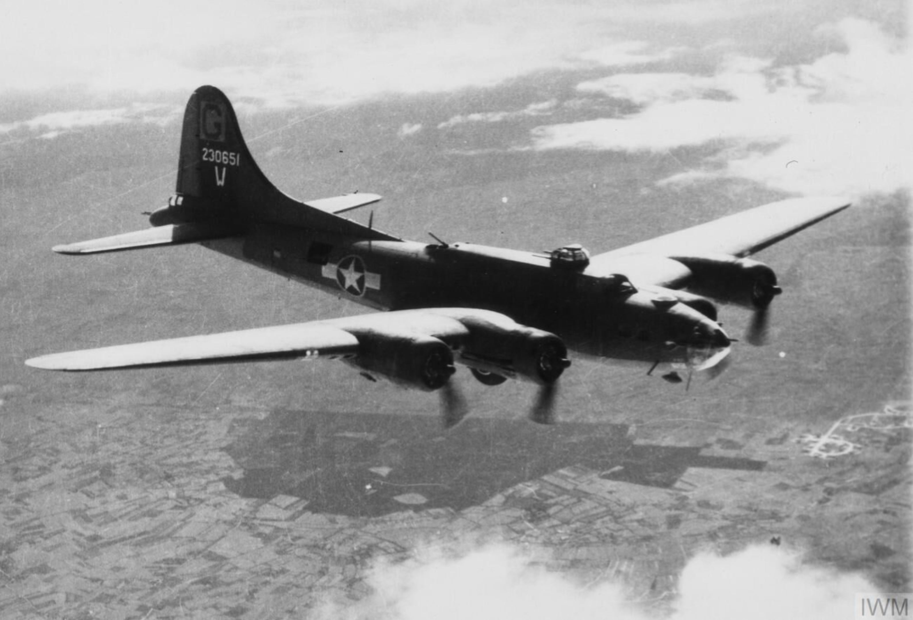 42-30651 B-17F Fortress 8AF 385BG551BS HRW Pat Pending in flight FRE1413