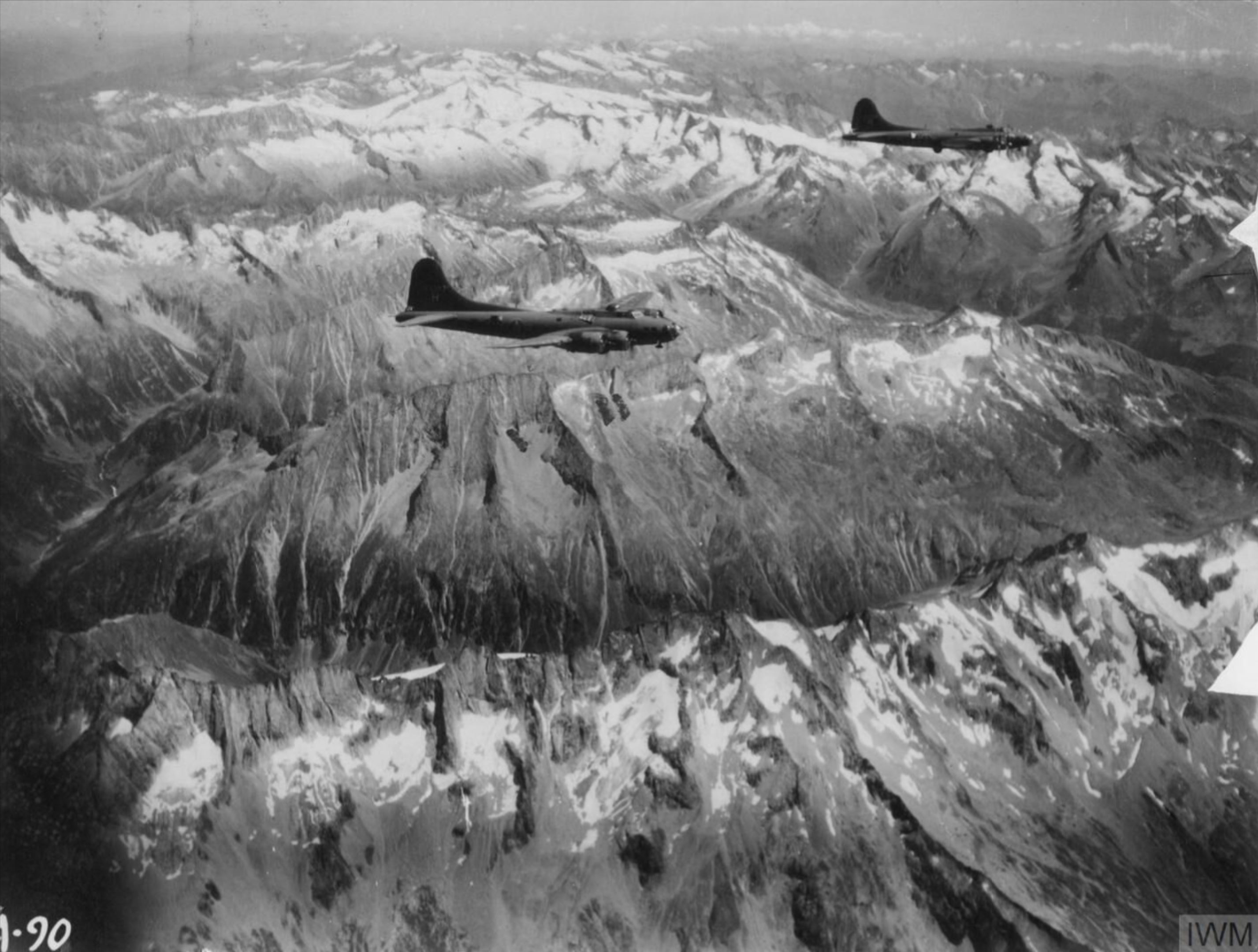 42-3397 B-17F Fortress 8AF 385BG551BS HRH Fighting Cock fly over the Alps during a mission FRE1406