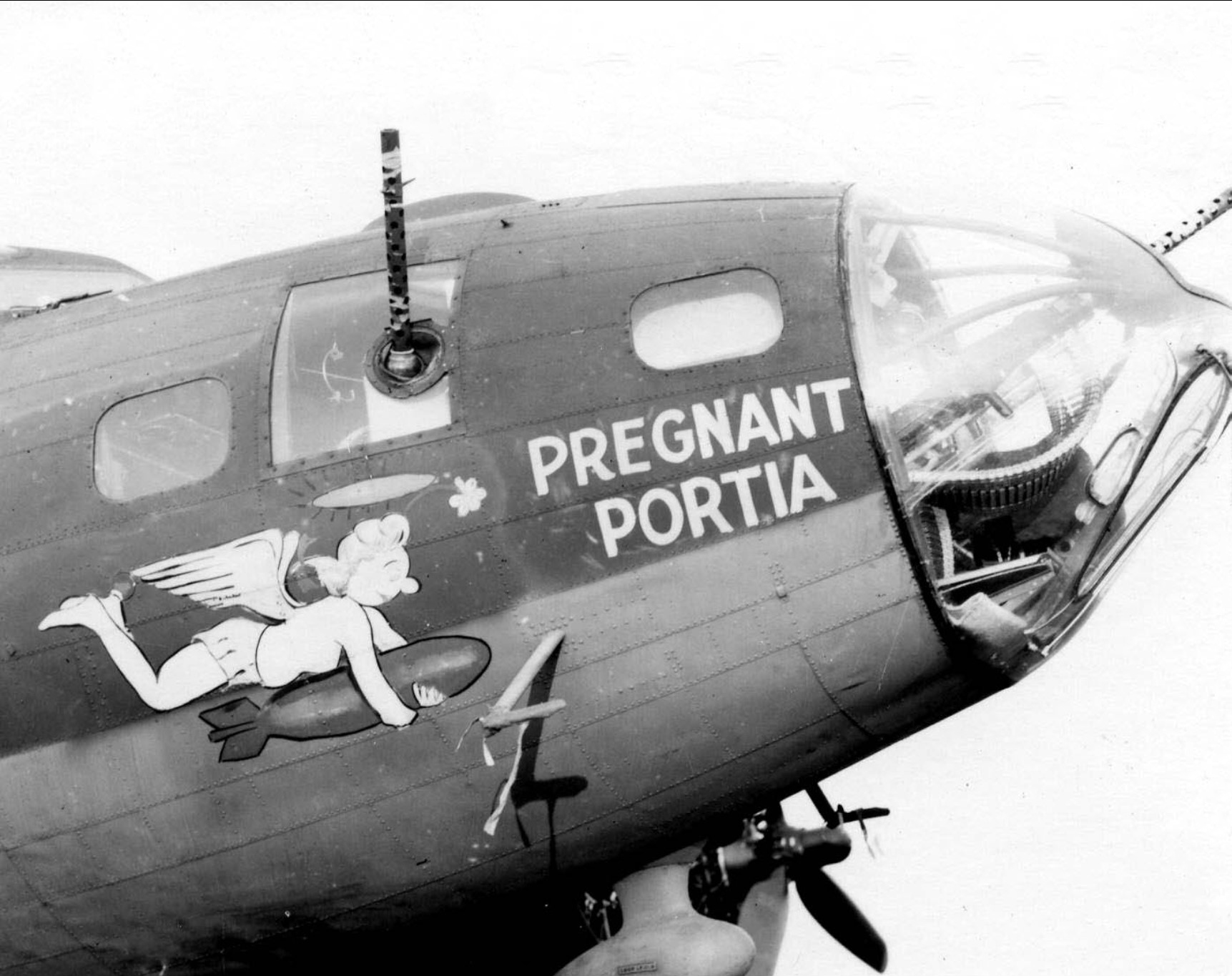 42-5892 B-17F Fortress 8AF 385BG551BS HRB Pregnant Portia nose art right side England Aug 1943 01