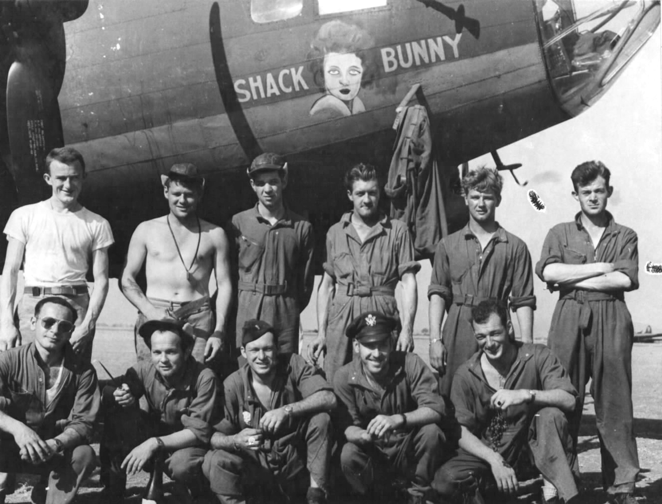 42-5913 B-17F Fortress 8AF 385BG551BS Shack Bunny with crew Ashfield England 14th Oct 1943
