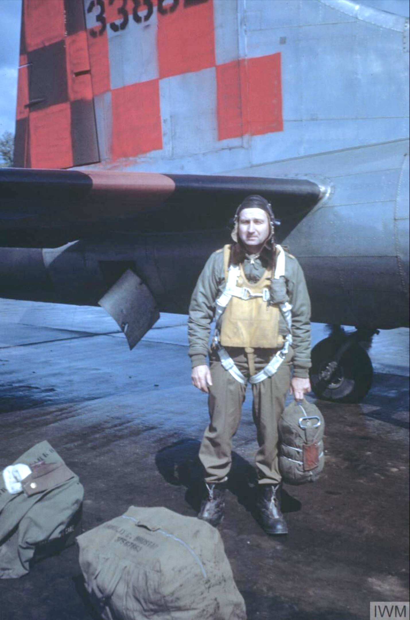 43-38625 B-17G Fortress 8AF 385BG551BS HRX Ole Doodle Bug with crew FRE6447